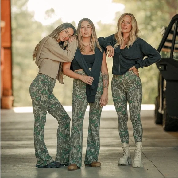 NWOT Tribe Kelley Ribbed Flare Leggings - Greenleaf Mossy Oak | M - Picture 2 of 9